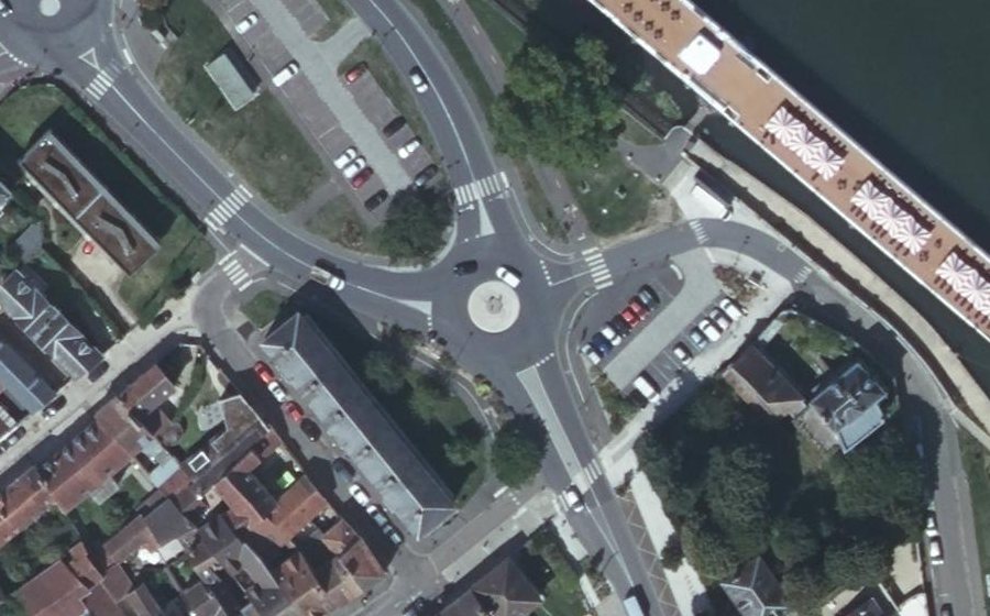 Vue aérienne du Rond-point anonyme n°1092863132