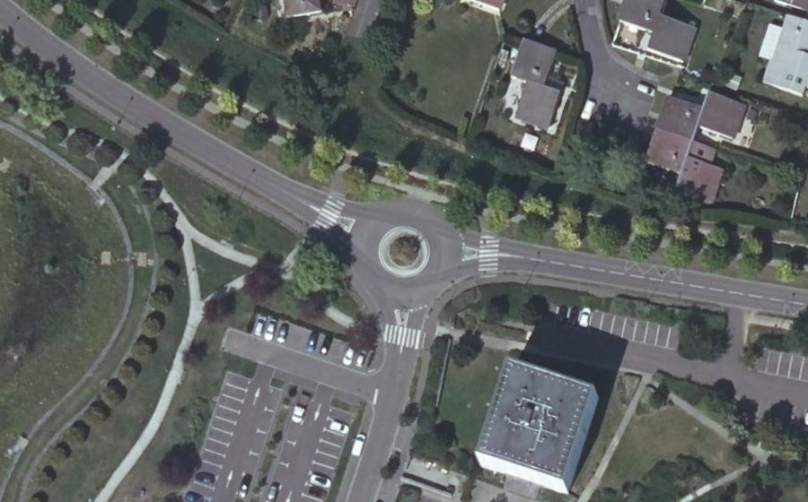 Vue aérienne du Rond-point anonyme n°1092863142