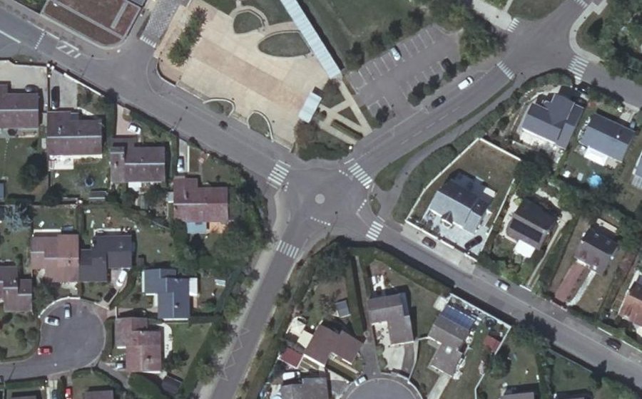 Vue aérienne du Rond-point anonyme n°1092863144