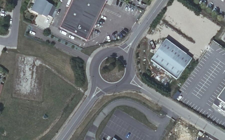 Vue aérienne du Rond-point anonyme n°1092863179