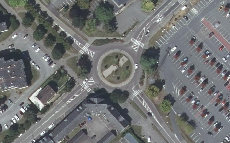 Vue aérienne du Rond-point anonyme n°1092863207