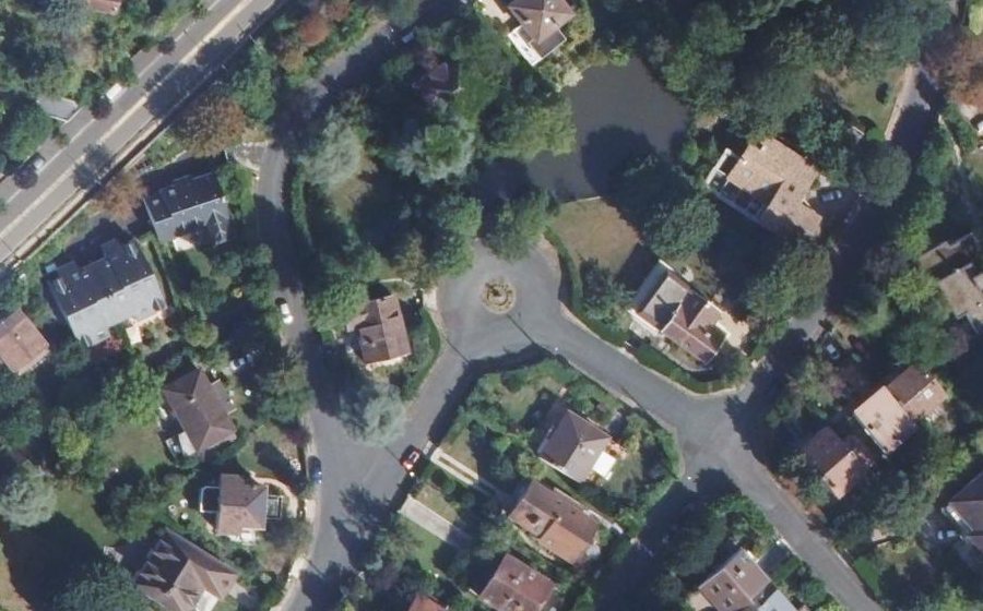 Vue aérienne du Rond-point anonyme n°109334383
