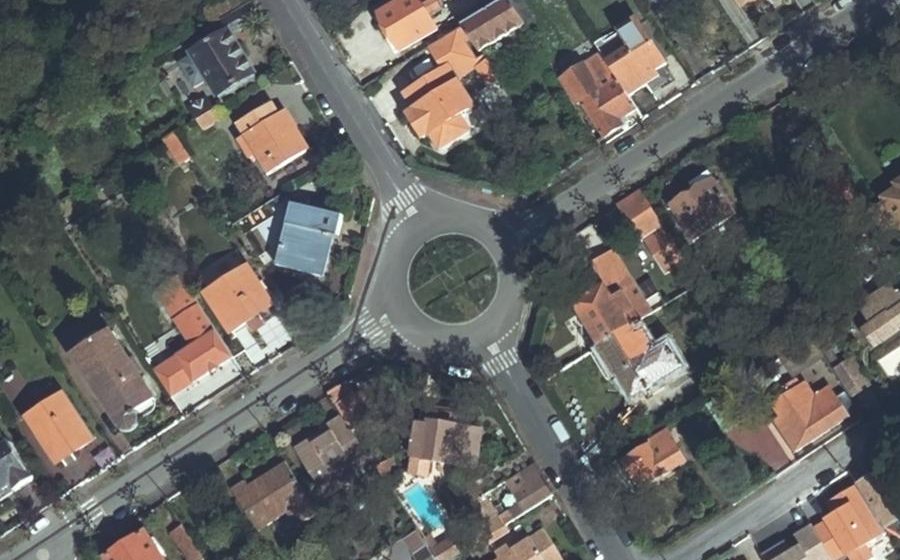 Vue aérienne du Rond-point anonyme n°109349343