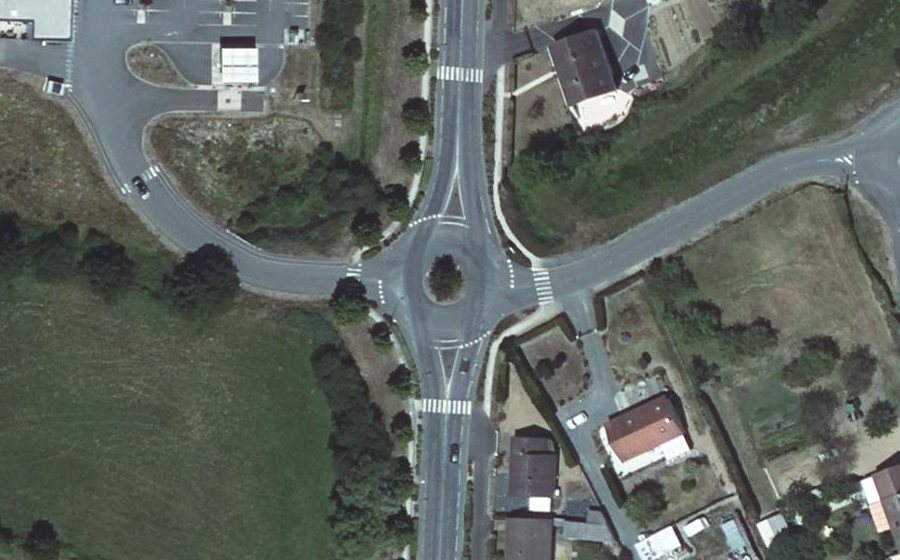 Vue aérienne du Rond-point anonyme n°109369310
