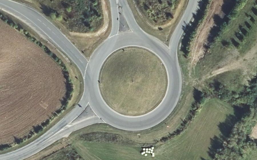 Vue aérienne du Rond-point anonyme n°109385361