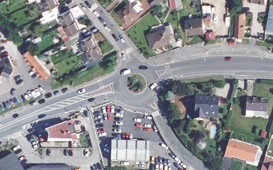 Vue aérienne du Rond-point anonyme n°109484255