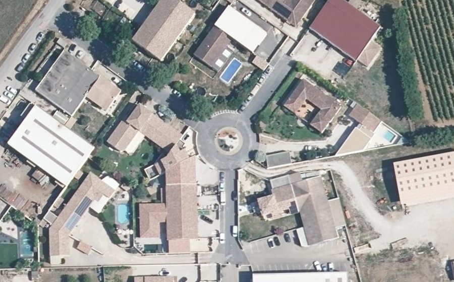 Vue aérienne du Rond-point anonyme n°1095157971