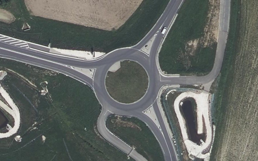 Vue aérienne du Rond-point anonyme n°1095352994