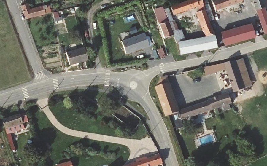 Vue aérienne du Rond-point anonyme n°1095624735