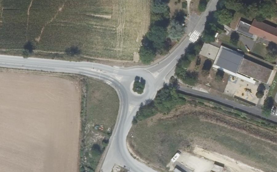 Vue aérienne du Rond-point anonyme n°1095677507
