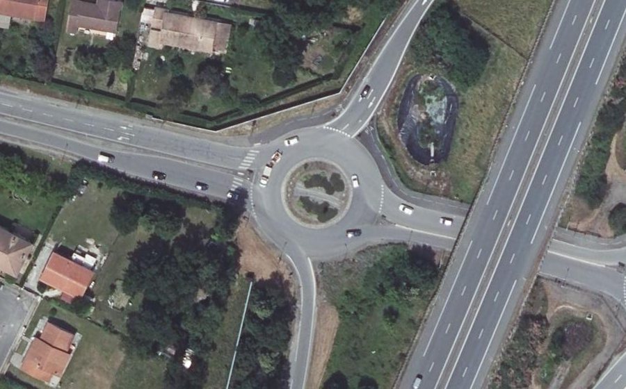 Vue aérienne du Rond-point anonyme n°109596638