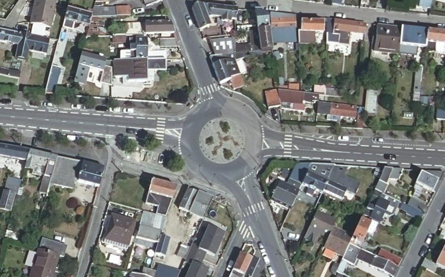 Vue aérienne du Rond-point anonyme n°1096043272