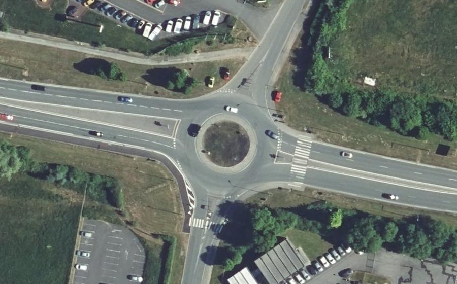 Vue aérienne du Rond-point anonyme n°1096346767