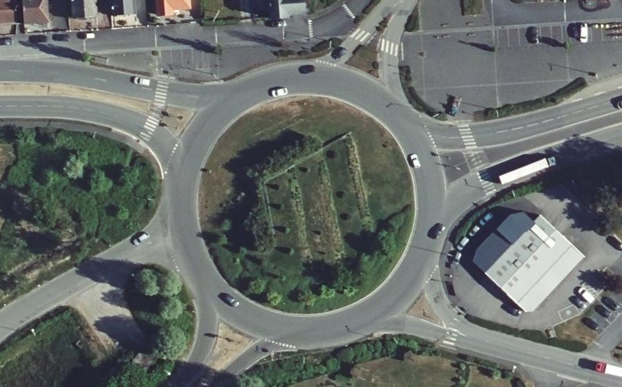 Vue aérienne du Rond-point anonyme n°1096346782