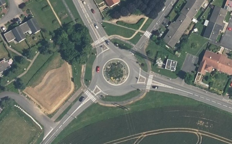 Vue aérienne du Rond-point anonyme n°109648141