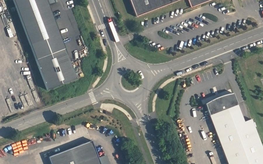 Vue aérienne du Rond-point anonyme n°109648142