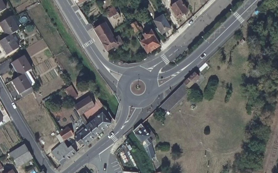 Vue aérienne du Rond-point anonyme n°1096671961