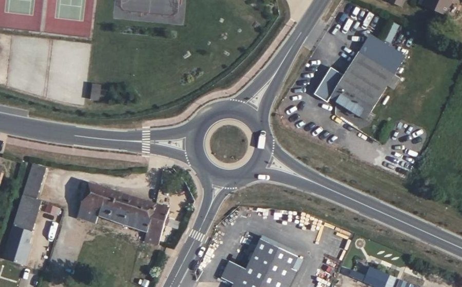 Vue aérienne du Rond-point anonyme n°1096755396