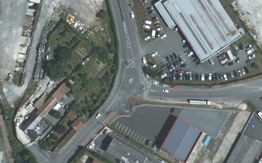 Vue aérienne du Rond-point anonyme n°1096817577