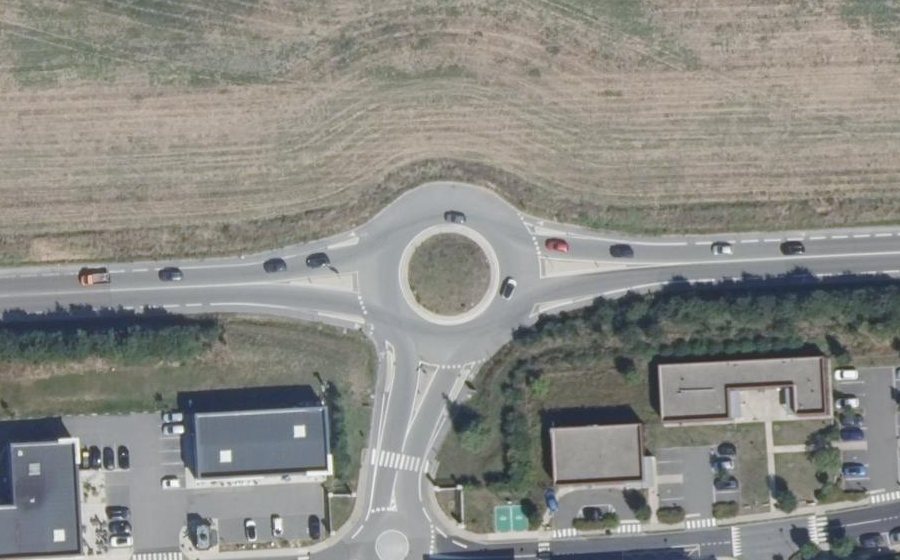 Vue aérienne du Rond-point anonyme n°1096993606