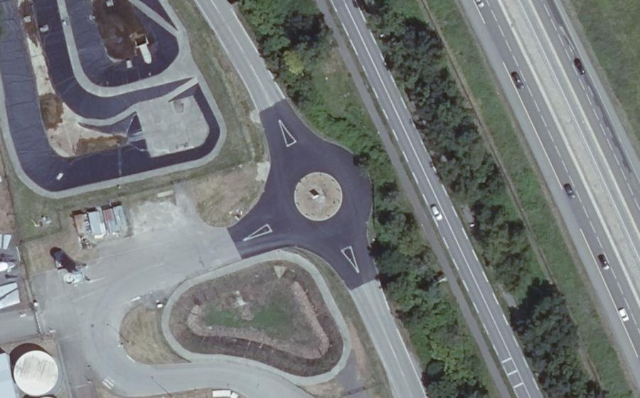 Vue aérienne du Rond-point anonyme n°109740632