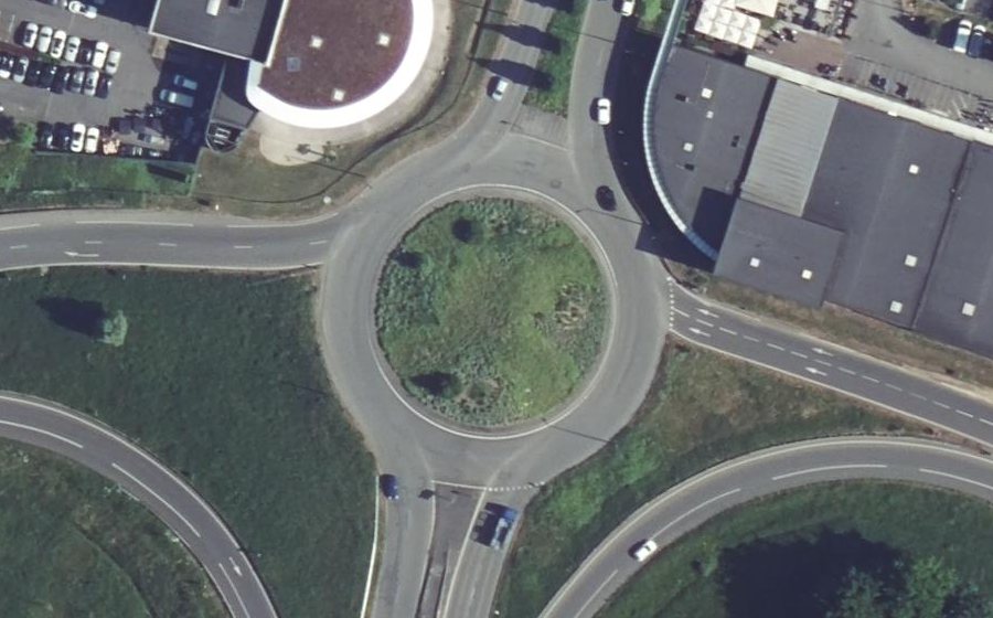 Vue aérienne du Rond-point anonyme n°1097496820