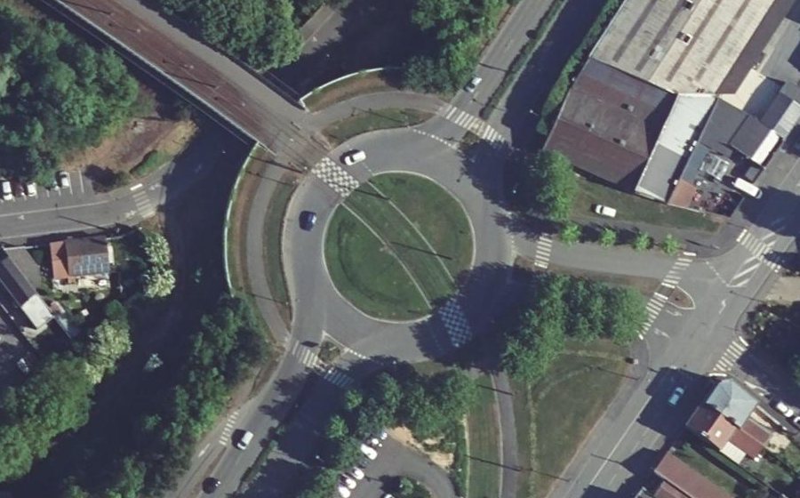 Vue aérienne du Rond-point anonyme n°1097496824