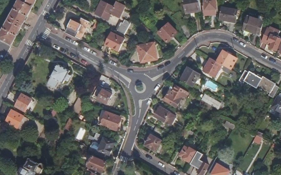 Vue aérienne du Rond-point anonyme n°1097530694