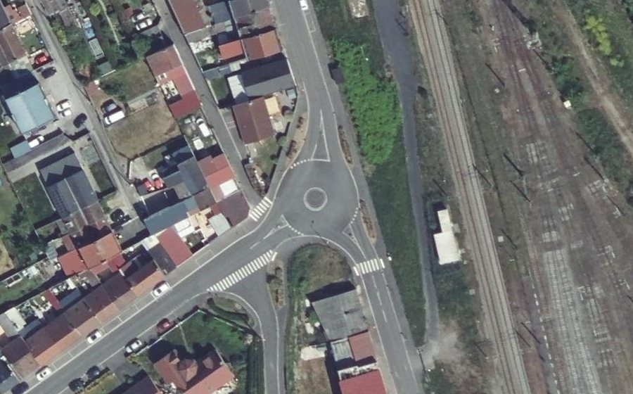 Vue aérienne du Rond-point anonyme n°1097533750