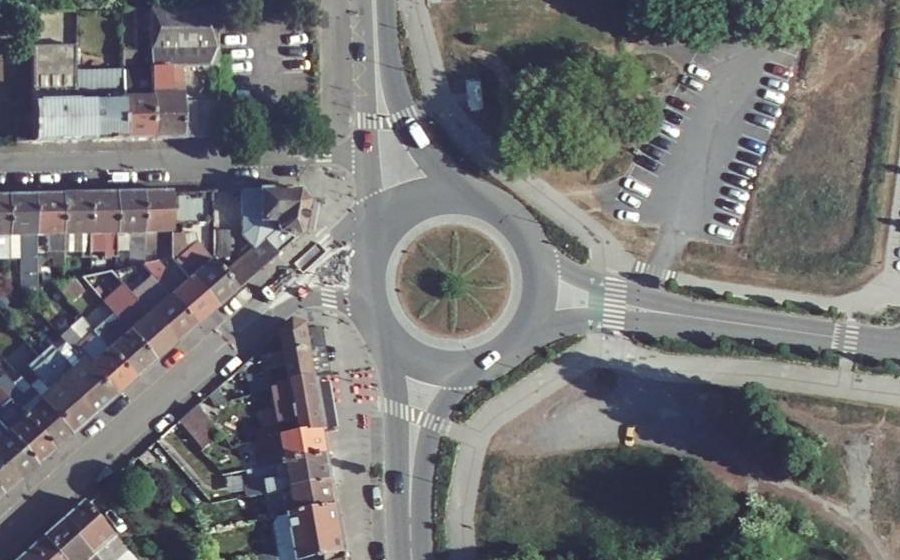 Vue aérienne du Rond-point anonyme n°1097664784