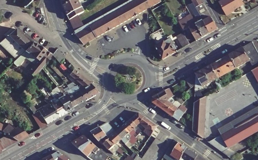 Vue aérienne du Rond-point anonyme n°1097664828