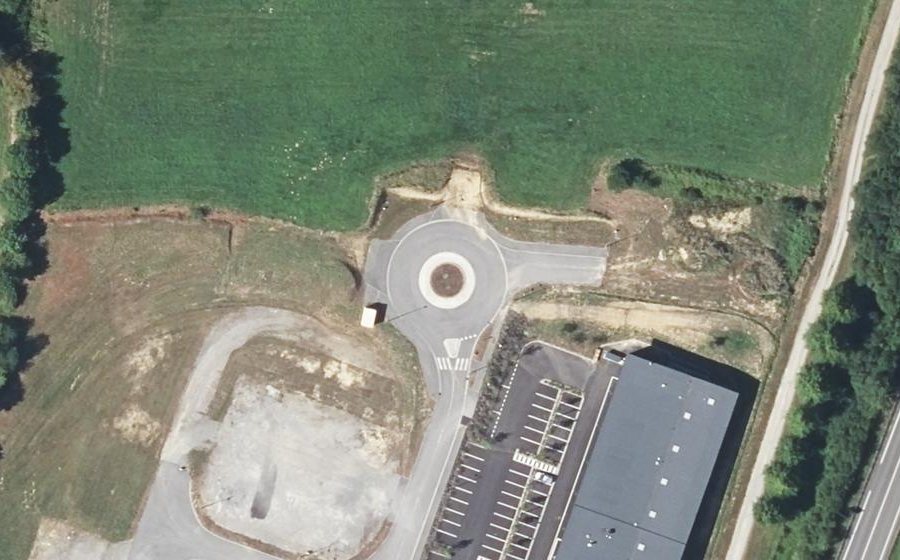 Vue aérienne du Rond-point anonyme n°1097782752