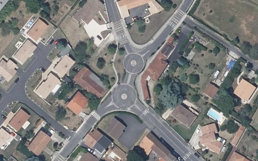 Vue aérienne du Rond-point anonyme n°1098123142