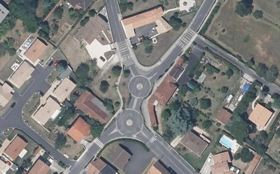 Vue aérienne du Rond-point anonyme n°1098123143