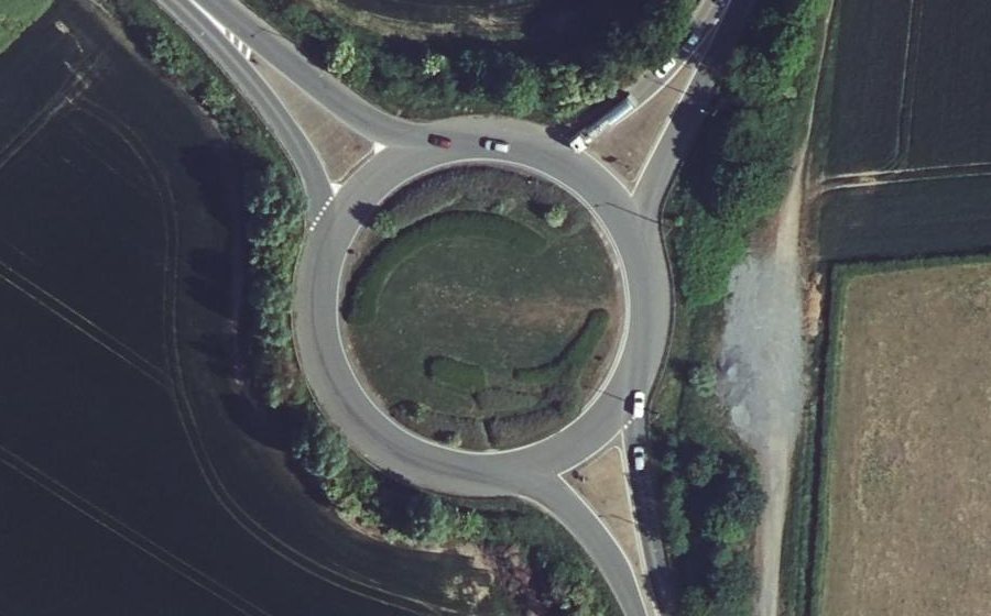 Vue aérienne du Rond-point anonyme n°1098280202