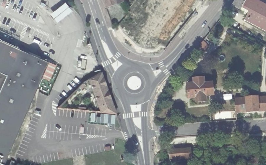 Vue aérienne du Rond-point anonyme n°1098848701