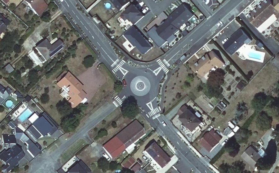 Vue aérienne du Rond-point anonyme n°1098876264