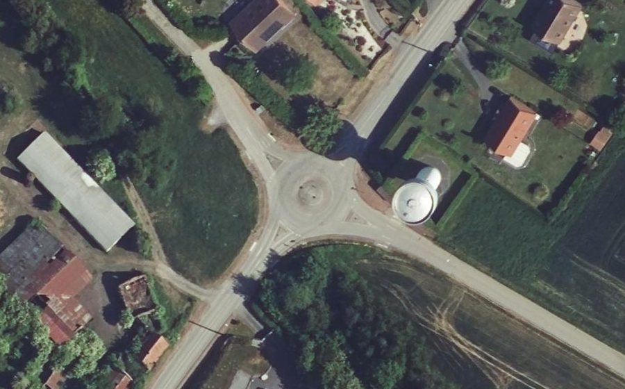 Vue aérienne du Rond-point anonyme n°1099686787