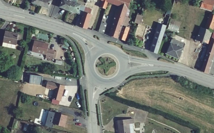 Vue aérienne du Rond-point anonyme n°1099686788