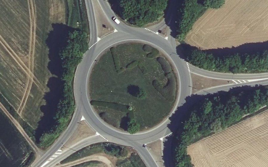 Vue aérienne du Rond-point anonyme n°1099689108