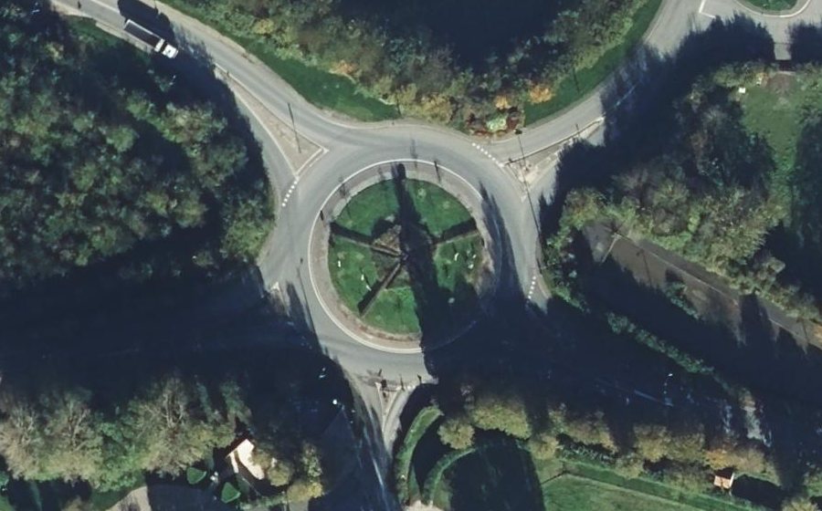 Vue aérienne du Rond-point anonyme n°109977304