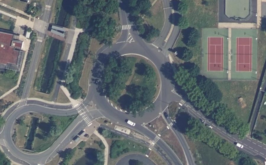 Vue aérienne du Rond-point anonyme n°1099774238
