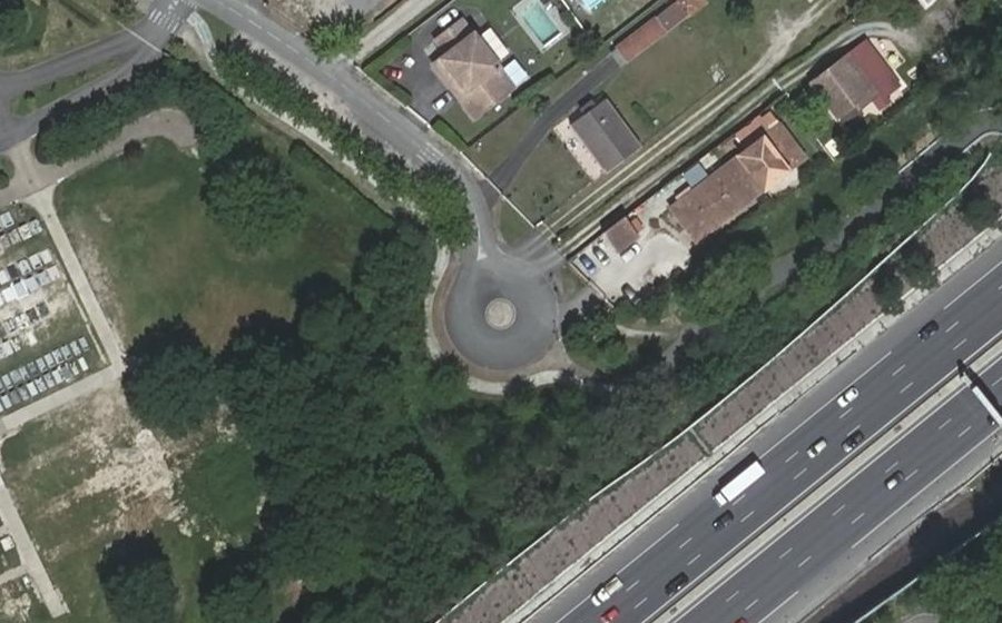 Vue aérienne du Rond-point anonyme n°110153917