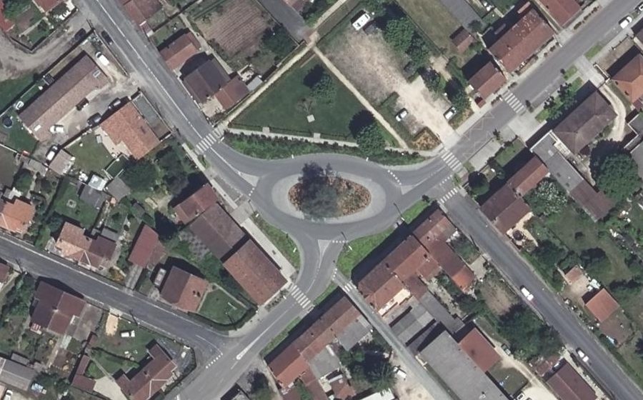 Vue aérienne du Rond-point anonyme n°1101558489