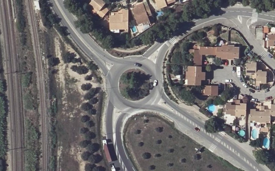 Vue aérienne du Rond-point anonyme n°110159574