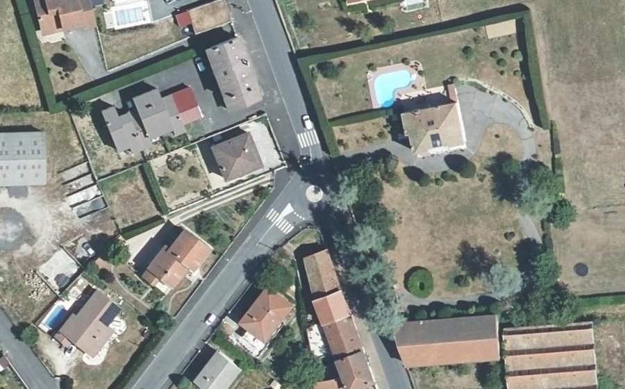 Vue aérienne du Rond-point anonyme n°1101850977