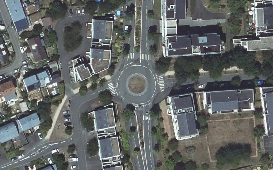 Vue aérienne du Rond-point anonyme n°110261216