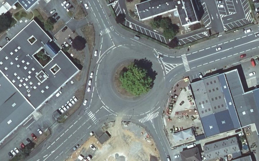 Vue aérienne du Rond-point anonyme n°110266409