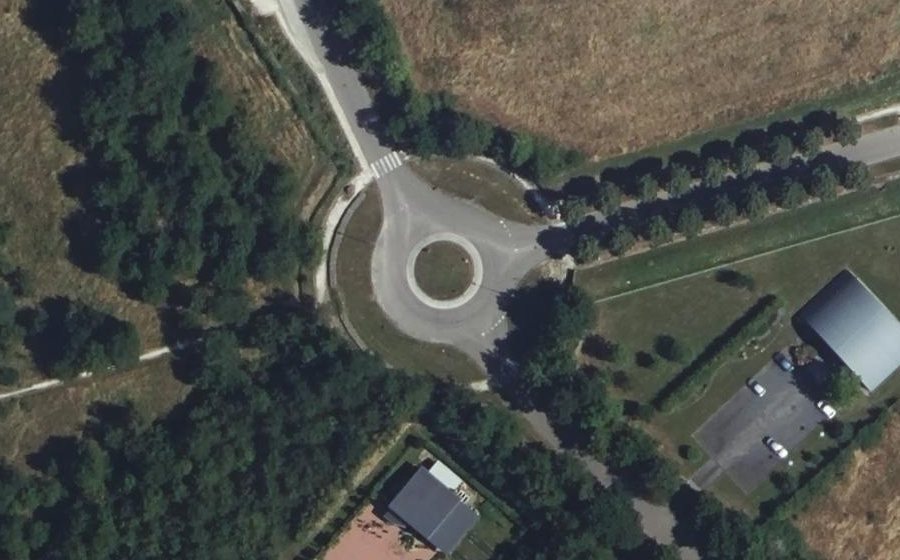 Vue aérienne du Rond-point anonyme n°110279056
