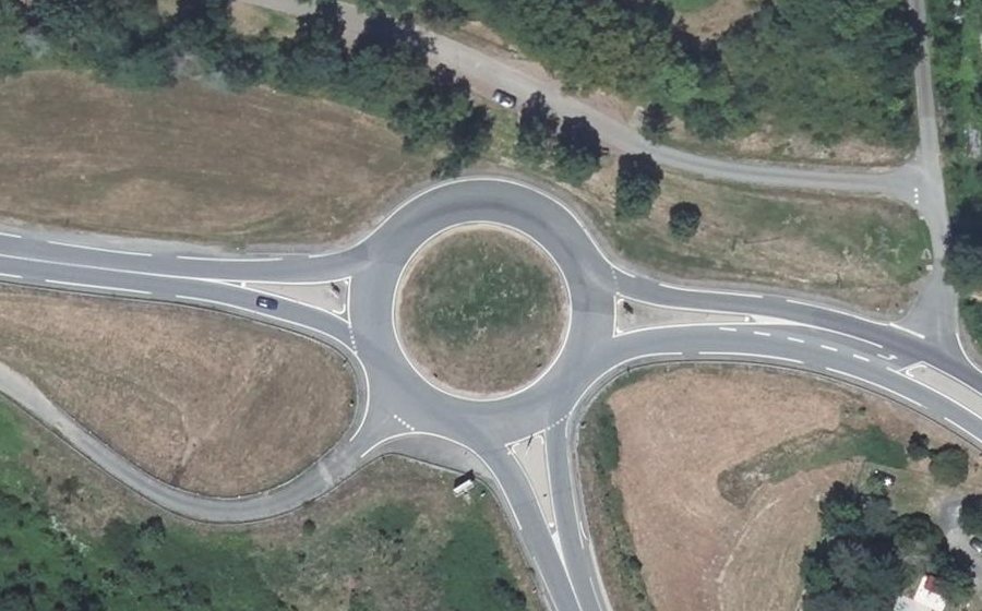 Vue aérienne du Rond-point anonyme n°110303354